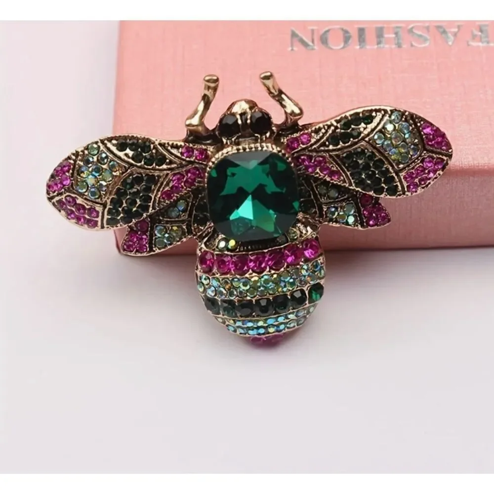 🩷 Betsey Johnson stunning & sparkling bumblebee brooch 🩷